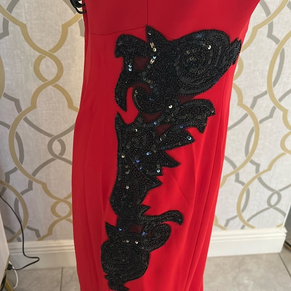 Monique Lhoullier Red Strapless Gown with Black Lace Appliqué – Size 10 - Picture 4 of 8